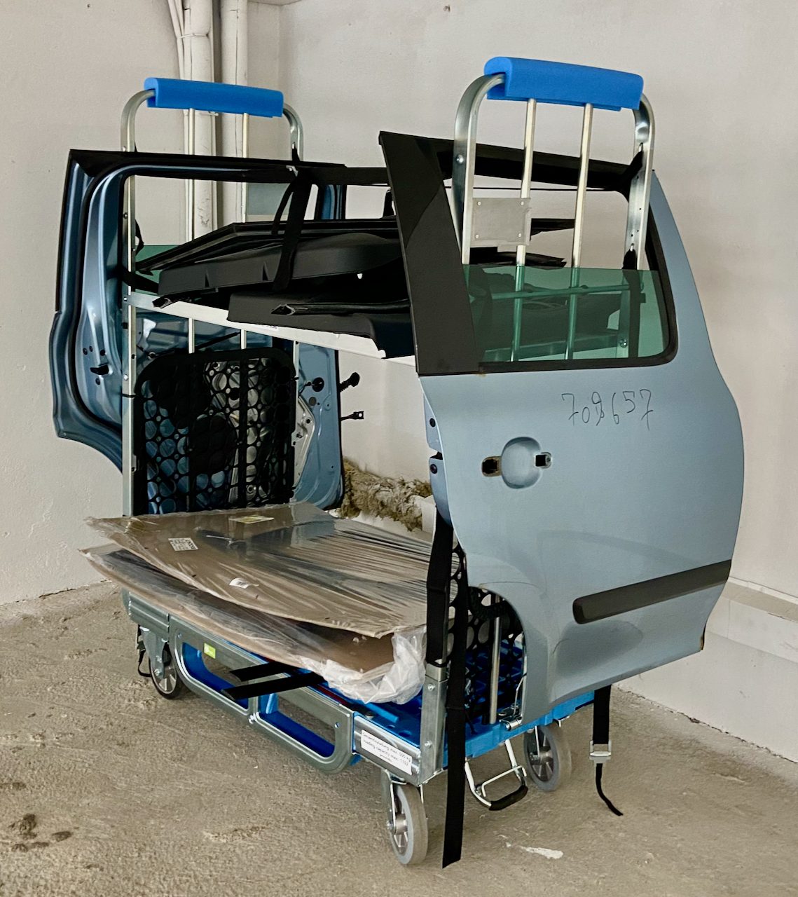 Loggyflex Duo mit ausgebauten Fahrzeugtüren, Seitenscheibe und Verkleidungsteilen
