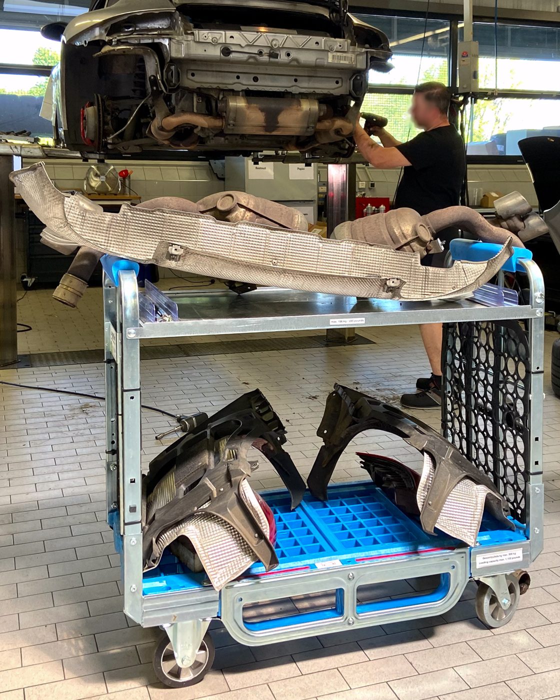 Loggyflex Duo mini mit Hitzeschild und Radhausschalen unter einem Fahrzeug auf der Hebebühne