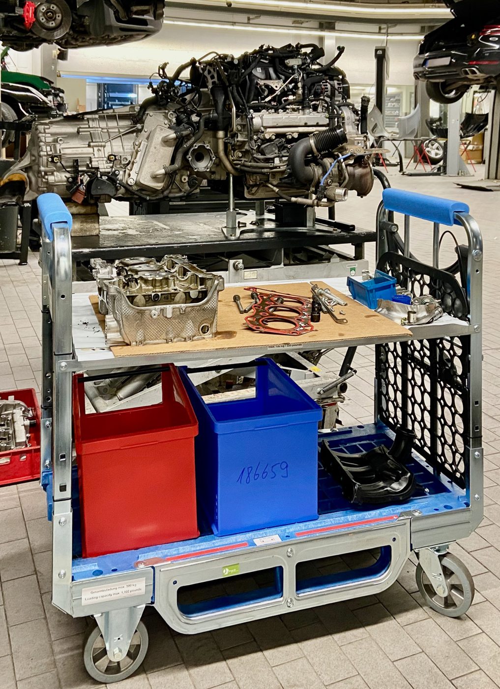 Loggyflex Duo mini mit Zylinderkopf, Dichtungen und Kleinteilekisten bei der Motorinstandsetzung