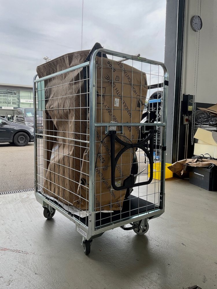 Loggyflex Maxi mit verpackten Front- und Heckverkleidungen im Autohaus