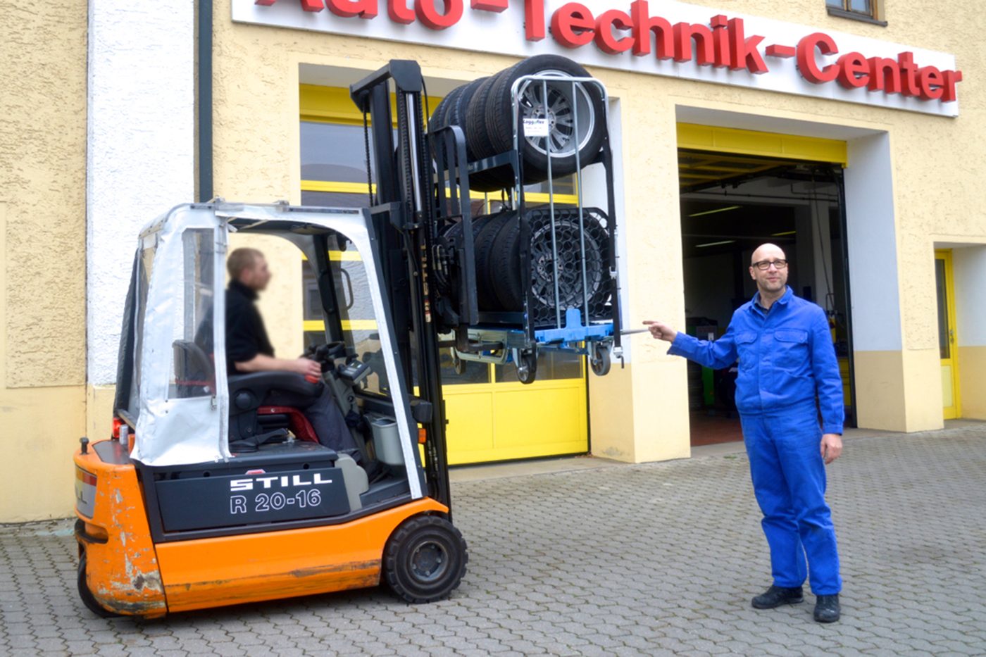 Loggyflex RT 255 mit Rädern wird vom Gabelstapler angehoben, daneben ein Mitarbeiter