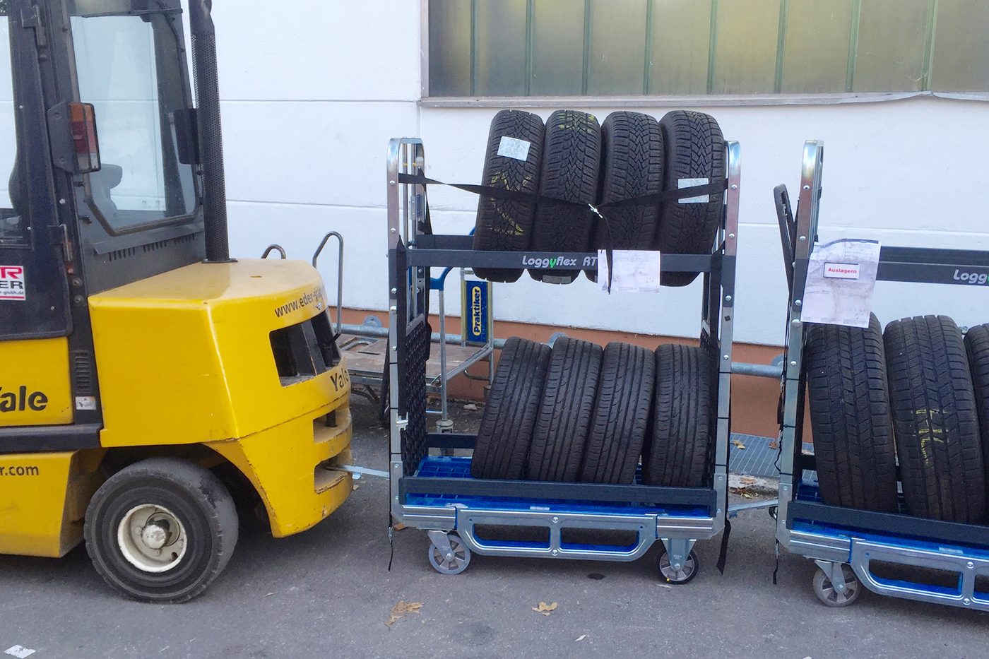 Gabelstapler zieht Loggyflex RT 255 mit Reifen als Lastenzug