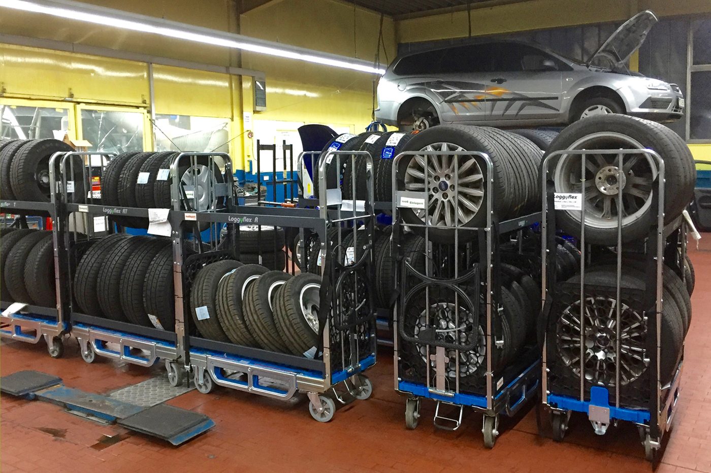 Reihe von Loggyflex RT 255 mit Rädern und Reifen in der Werkstatt