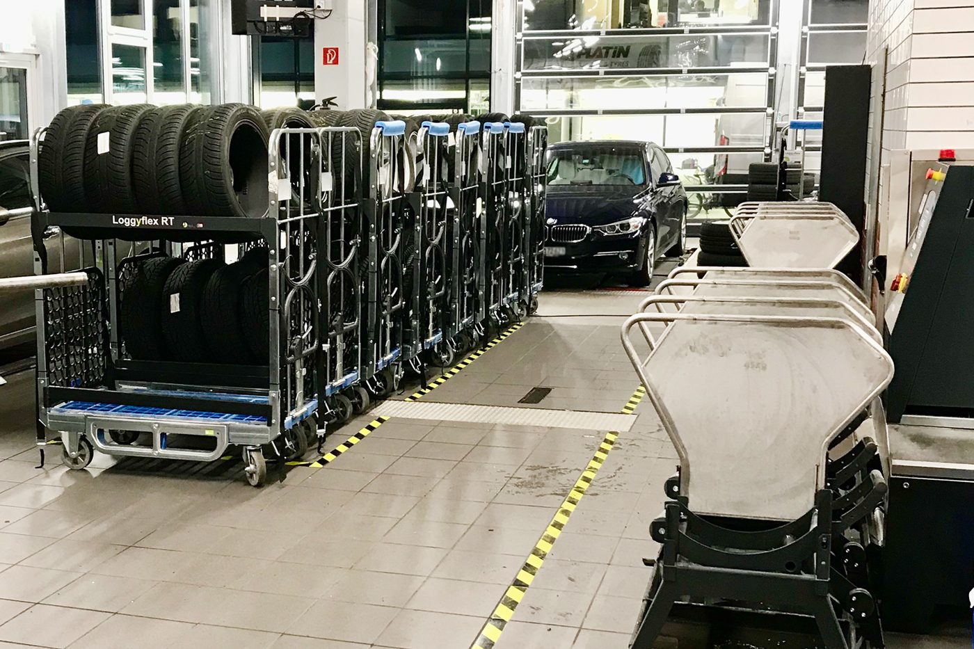 Aneinandergereihte Loggyflex RT 255 mit Reifen in der Werkstatthalle