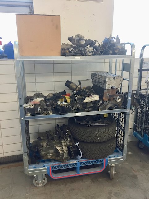 Loggyflex Trio beladen mit Motorblock, Getriebe, Aggregaten und zwei Reifen