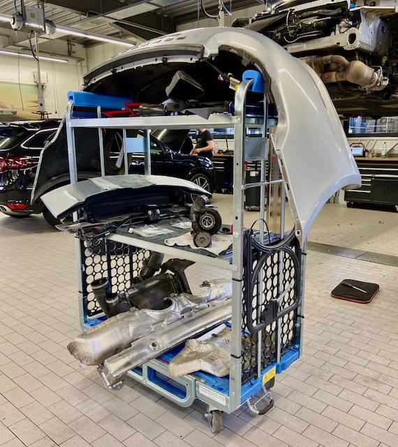Loggyflex Trio in der Werkstatt mit Stoßfänger, Kühlerteilen und Abgasanlage auf drei Ebenen
