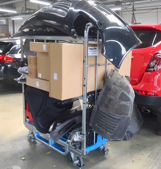 Loggyflex Trio mit Stoßfänger, Radhausschale und Ersatzteilkartons in der Karosseriewerkstatt